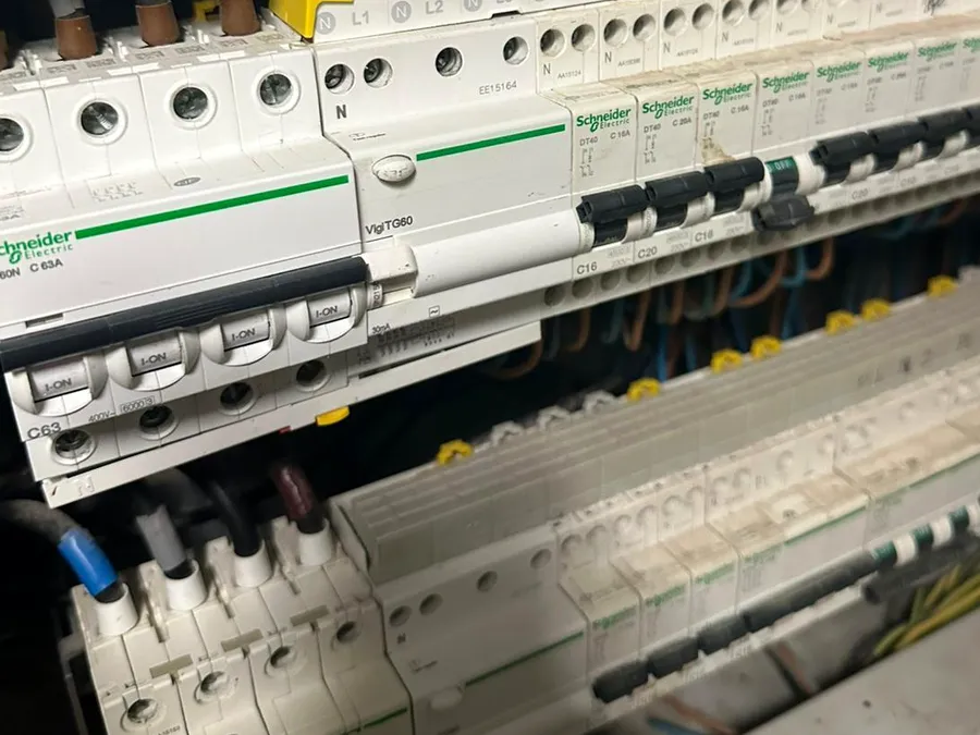 Prises et circuits par un électricien à Paris